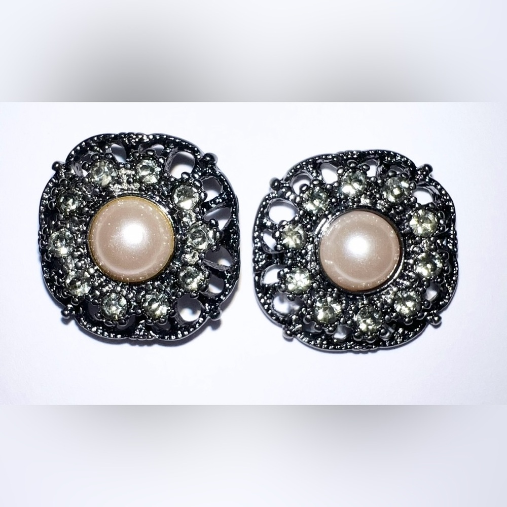 $3 Elegant Pearl and Crystal Earrings~New~$3 WHEN BUNDLED WITH 3 OR MORE ITEMS - Picture 4 of 13